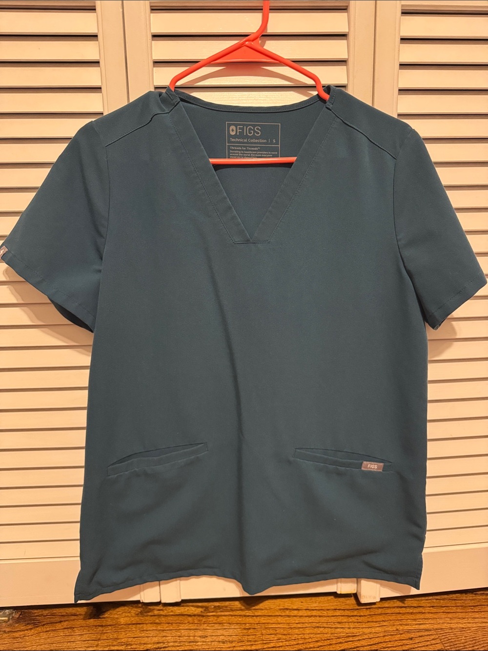 FIGS Caribbean blue V-Neck Scrub Top and Yola bottoms S/SP